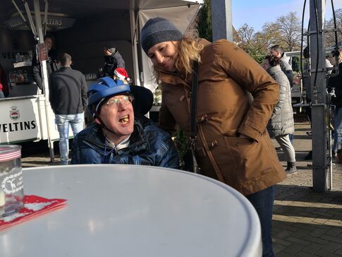 Zwei Personen nebeneinander an einem Stehtisch.