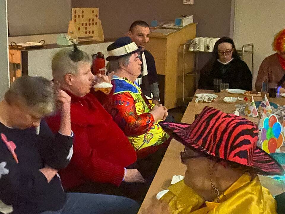 Mehrere verkleidete Personen in einem Raum.