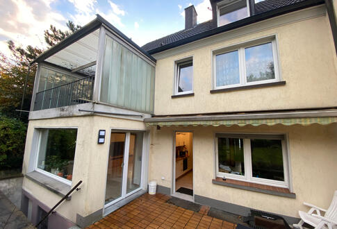 Foto der Wohnung von aussen mit Terasse