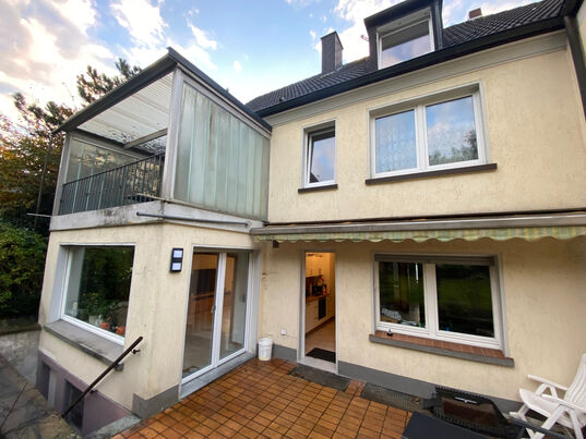 Foto der Wohnung von aussen mit Terasse