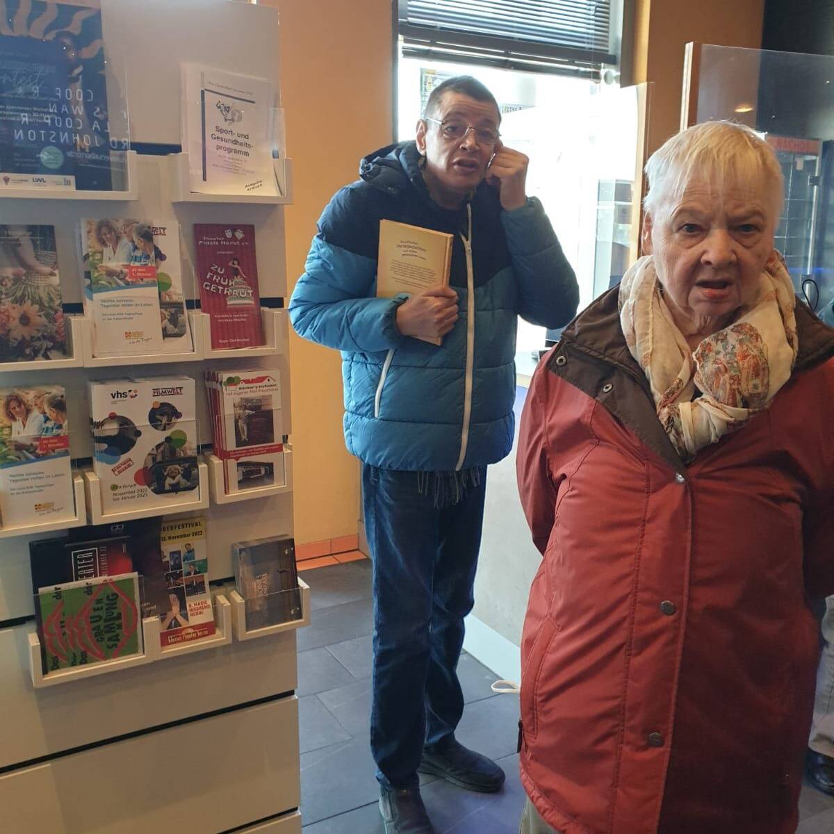 Zwei Personen im Gebäude.