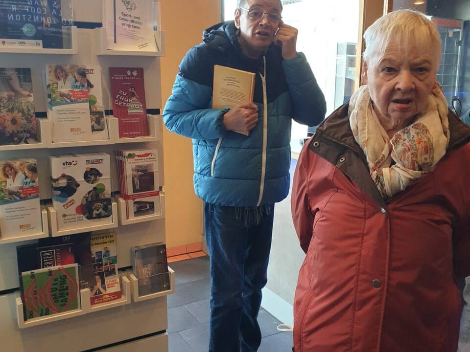 Zwei Personen im Gebäude.