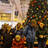 Gruppenbild vorm Weihnachtsbaum