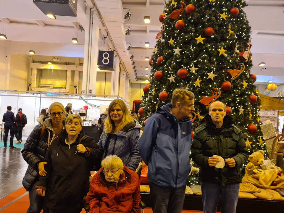 Gruppenbild vorm Weihnachtsbaum