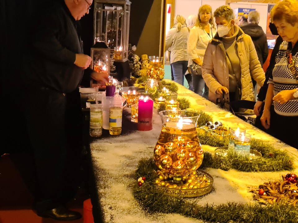 Ein Tisch mit Weihnachtsdeko.
