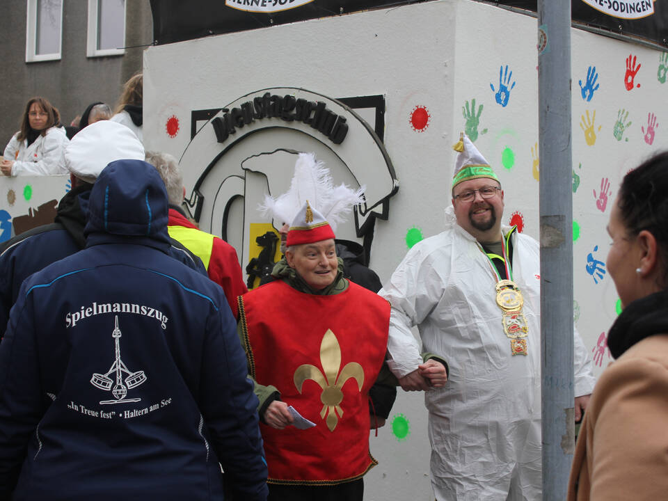 Karnevalswagen im Hintergrund