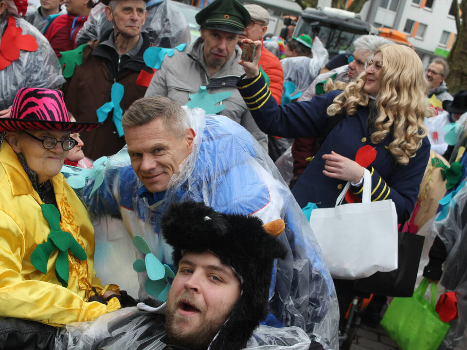 kostümierte Menschen.