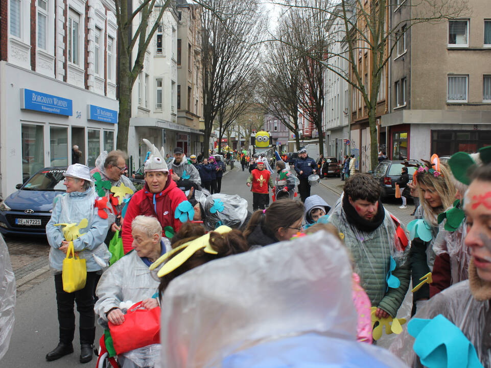 Viele kostümierte Menschen.