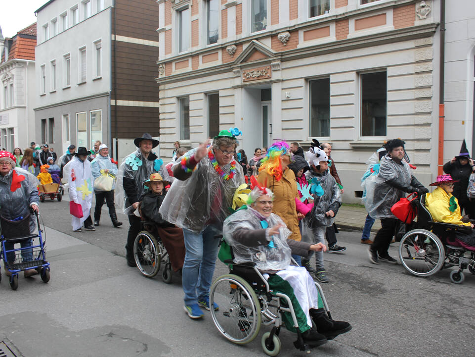 Viele kostümierte Menschen.