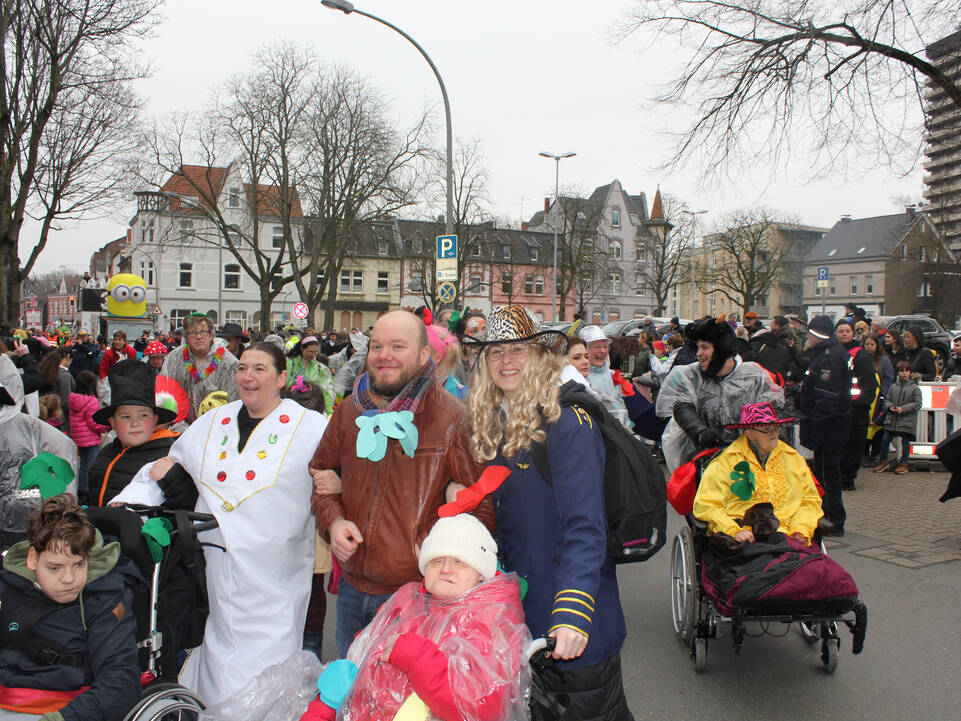 Viele kostümierte Menschen.