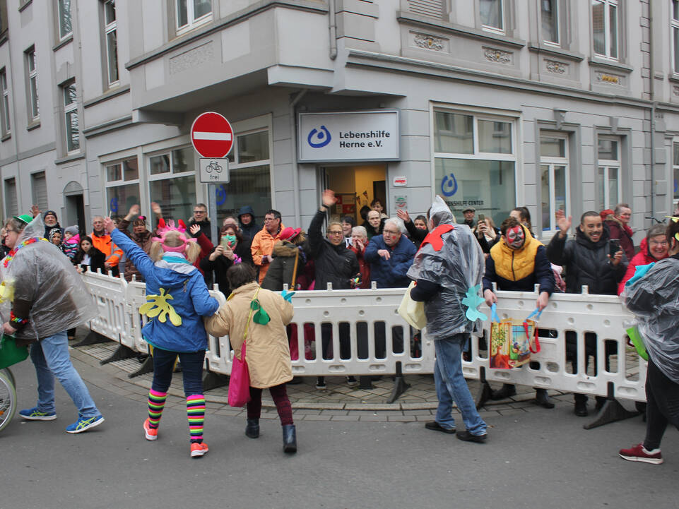 Der Karnevalszug geht am Lebenshilfe Center vorbei