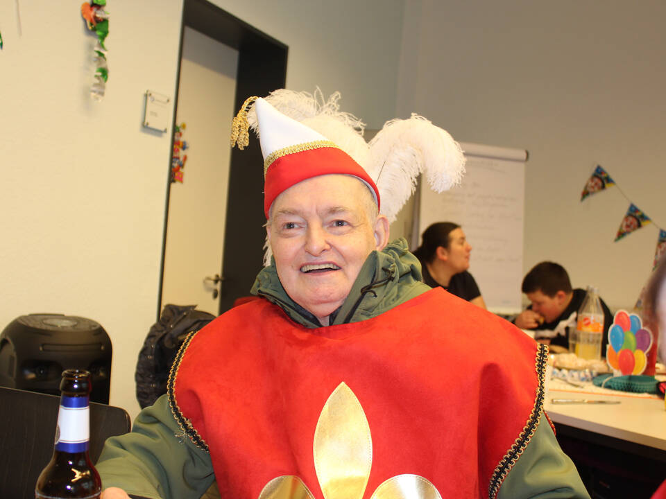 Ein kostümierter Mann in einem Raum.