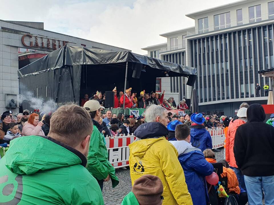 Viele Menschen mit Lebenshilfejacken