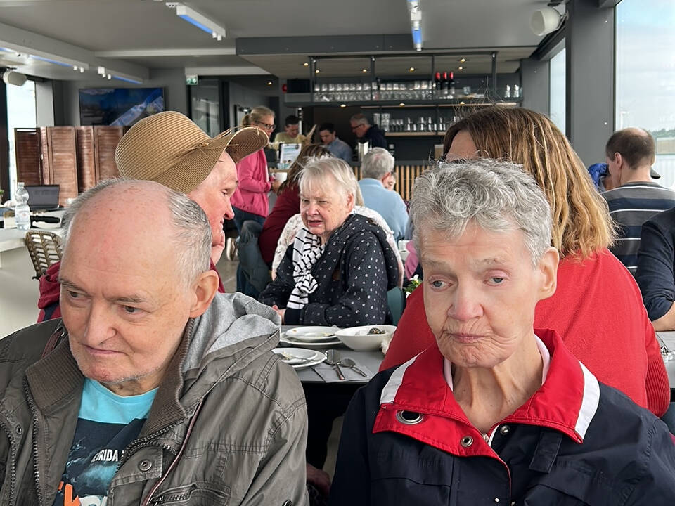 Gäste sitzen im Innenraum.