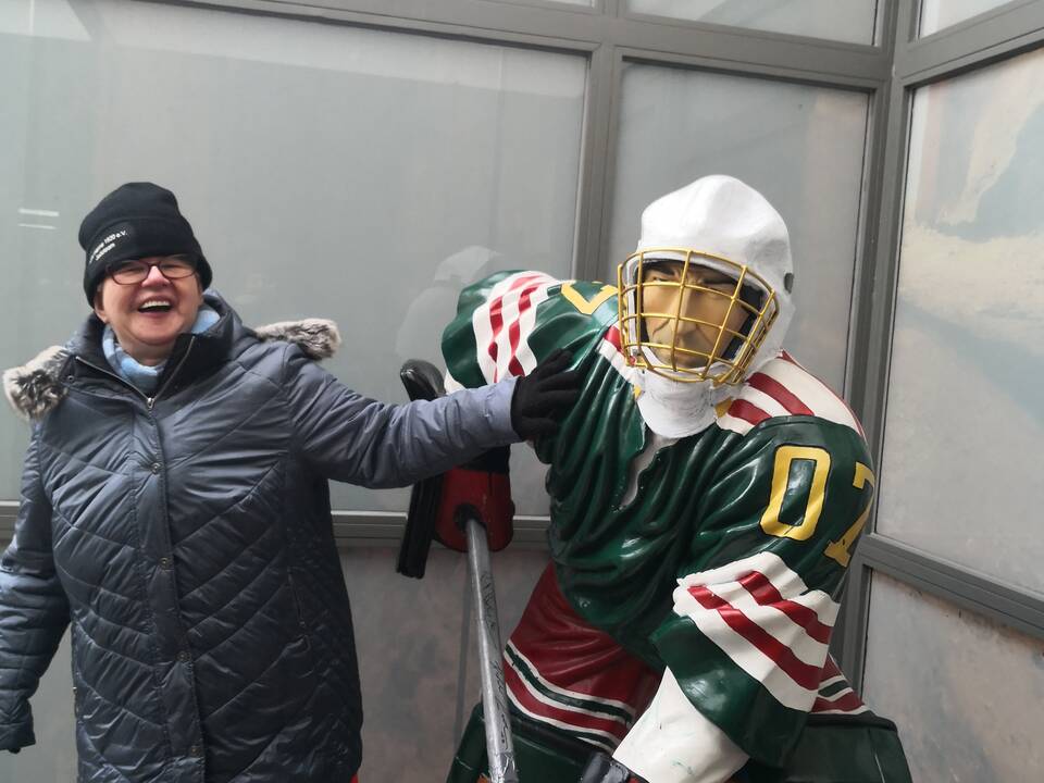 Eine Person neben einer Eishockeyspielerfigur