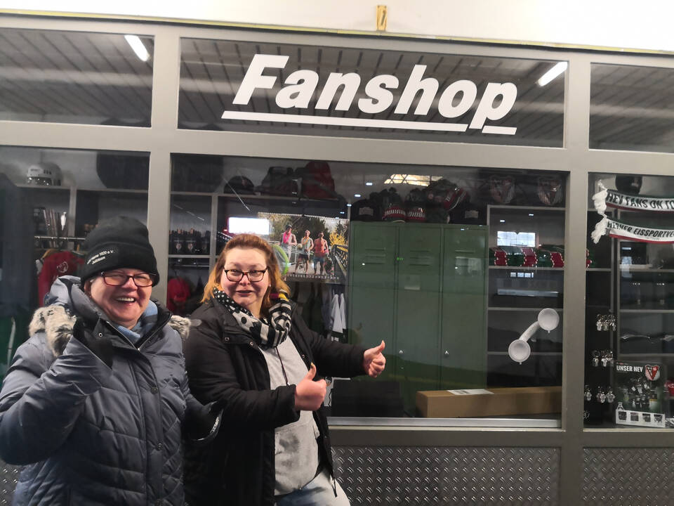 Zwei Personen vor dem Fanshop