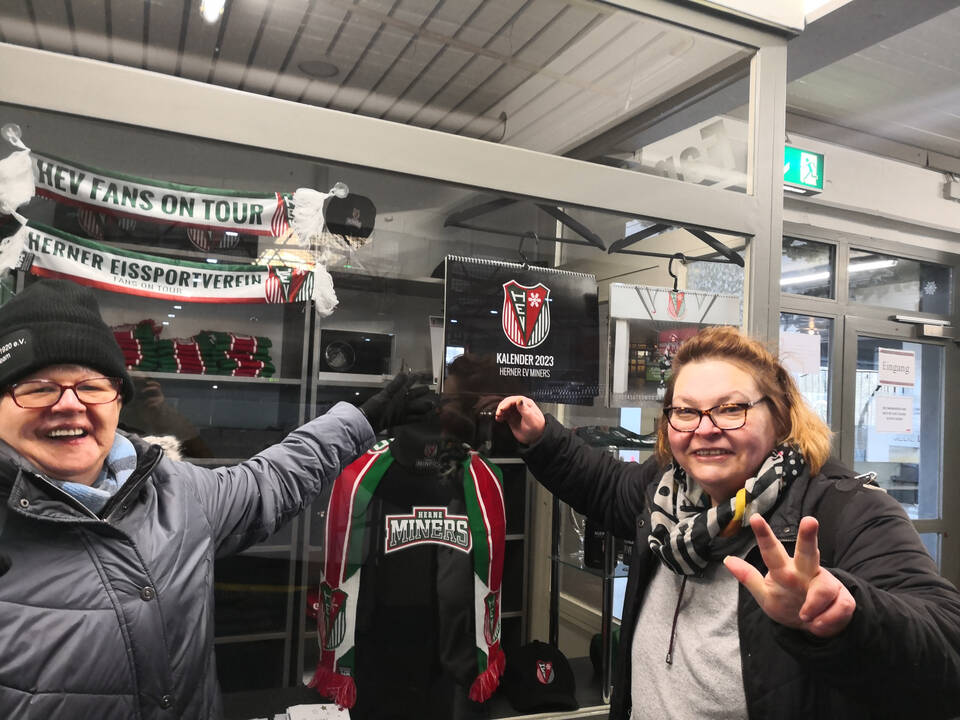 Zwei Personen im Fanshop.