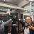 Zwei Personen im Fanshop.