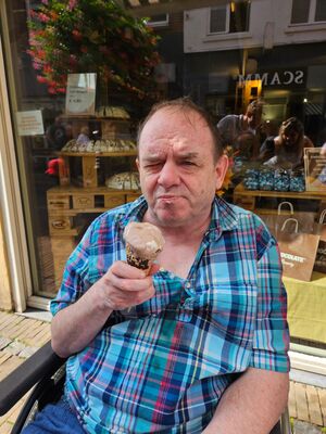 Ein Mann mit einem Eis in der Hand.