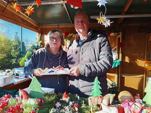 Ein Mann und eine Frau in einem Verkaufsstand.