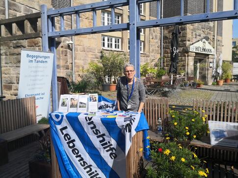 Informationsstand mit einer Person