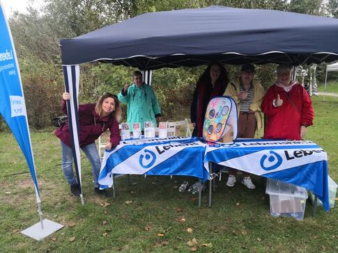 Ein Stand der Lebenshilfe mit Pavillion