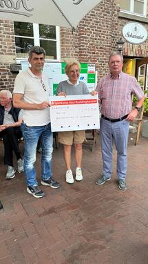 Bild: Dr. Gabriele Umhöfer (Mitte), der Mens Captain des Golfclubs Schloss Westerholt e.V. Josef Reul (rechts) und Rainer Battling von der Lebenshilfe (links) 