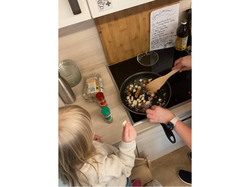 auf dem dritten Bild sieht man eine Pfanne auf einem Herd