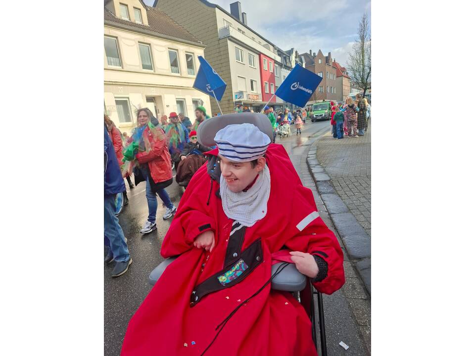 Mann mit geschmücktem Rollstuhl