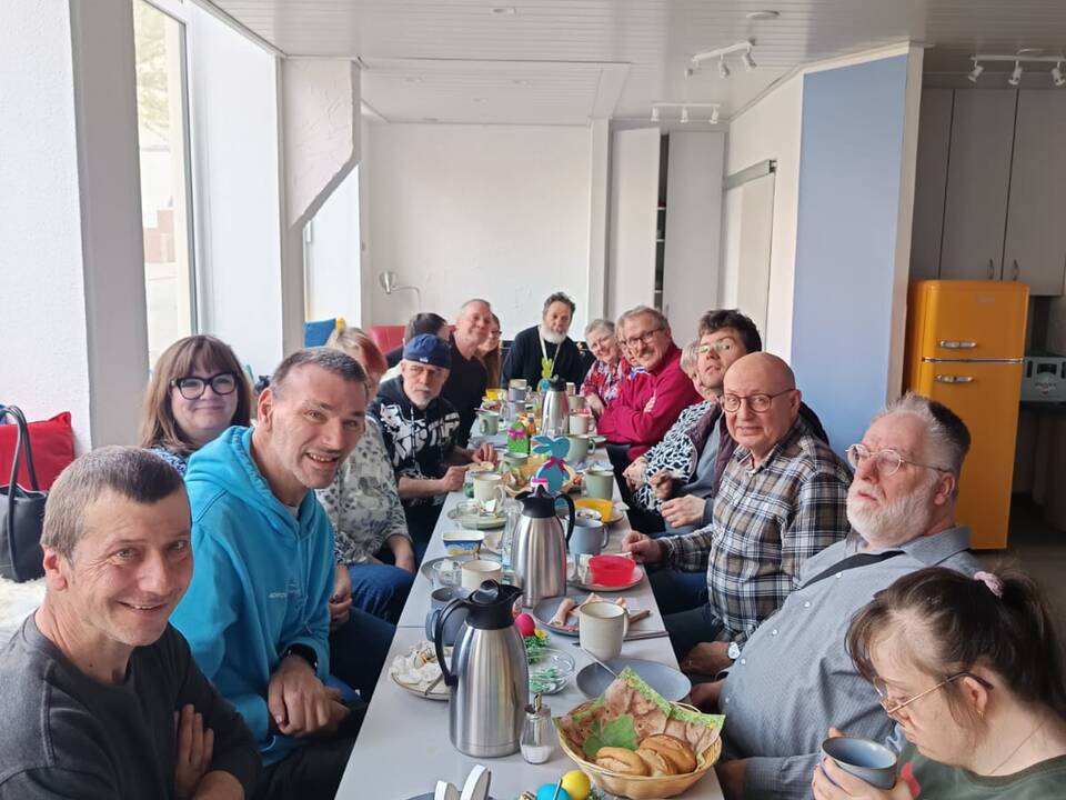 Bild eins zeigt eine Gruppe Menschen