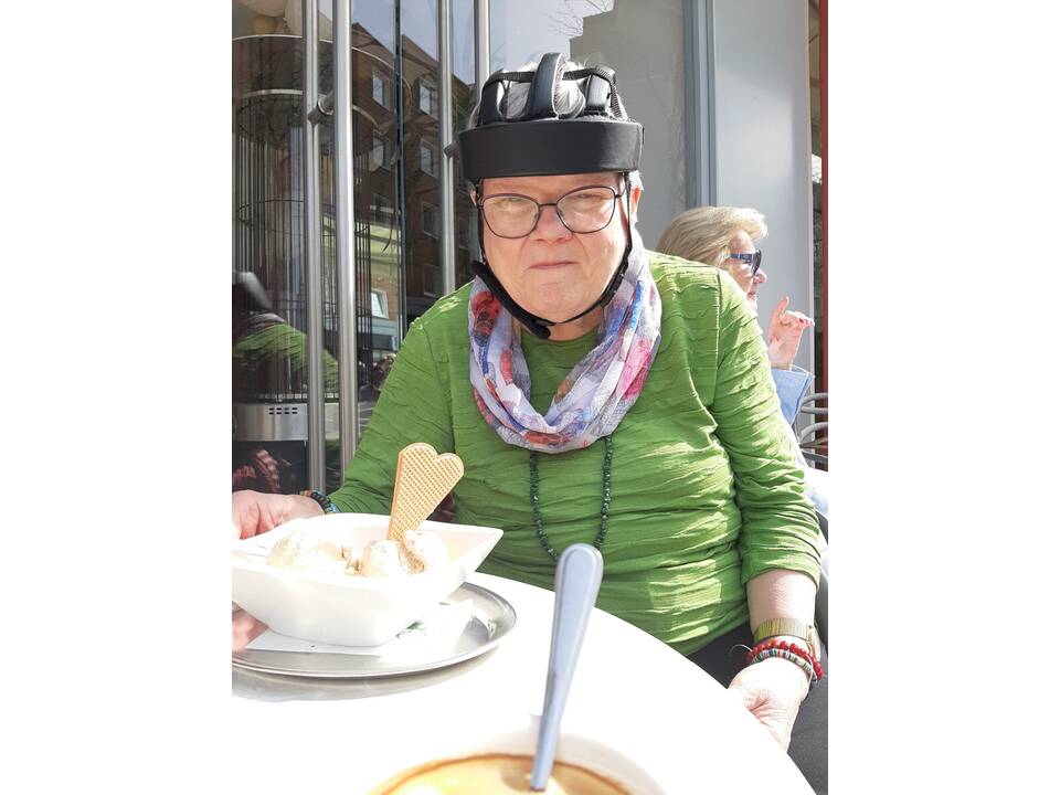 Bild vier zeigt eine andere Frau