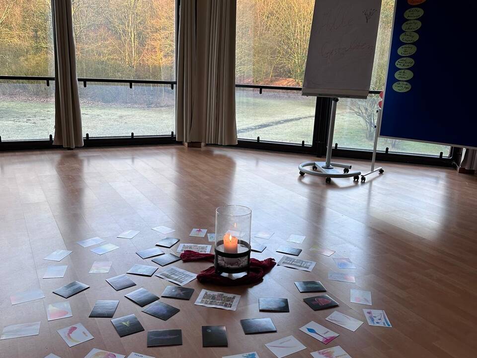 Karten um eine Kerze 