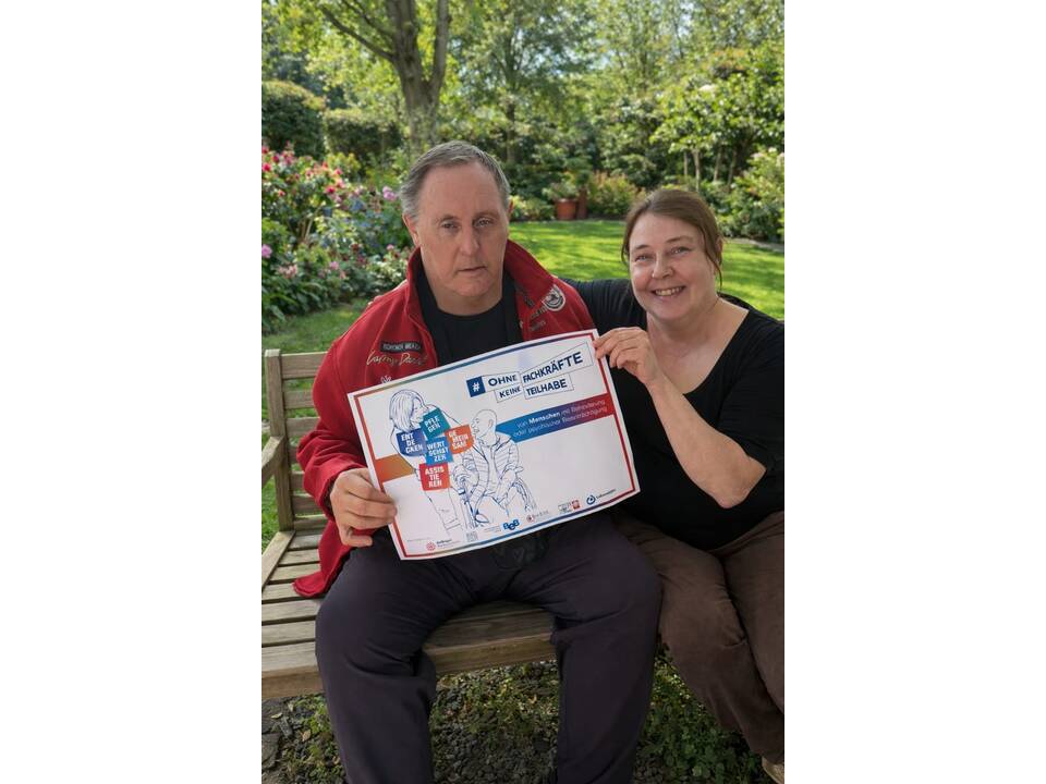 Zu sehen sind viele Bilder von Menschen mit Unterstützungsbedarf und Fachkräften