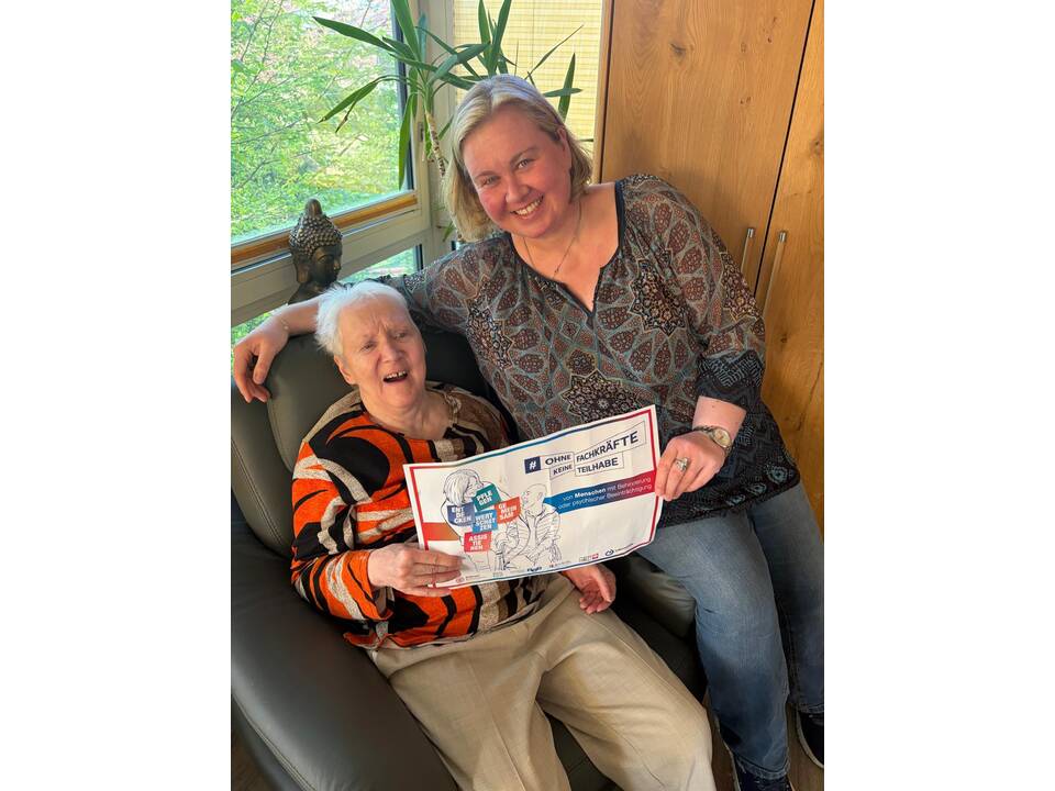 Zu sehen sind viele Bilder von Menschen mit Unterstützungsbedarf und Fachkräften