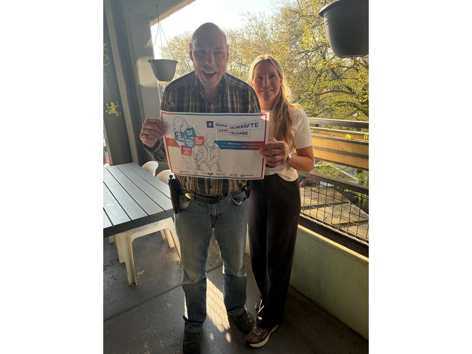 Zu sehen sind viele Bilder von Menschen mit Unterstützungsbedarf und Fachkräften