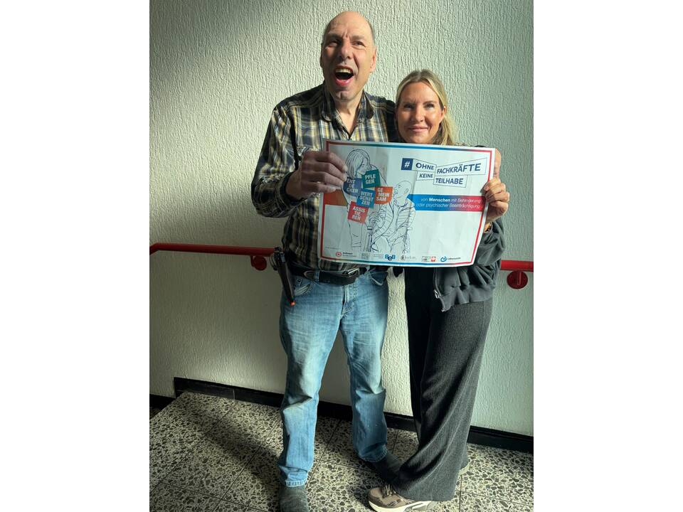 Zu sehen sind viele Bilder von Menschen mit Unterstützungsbedarf und Fachkräften