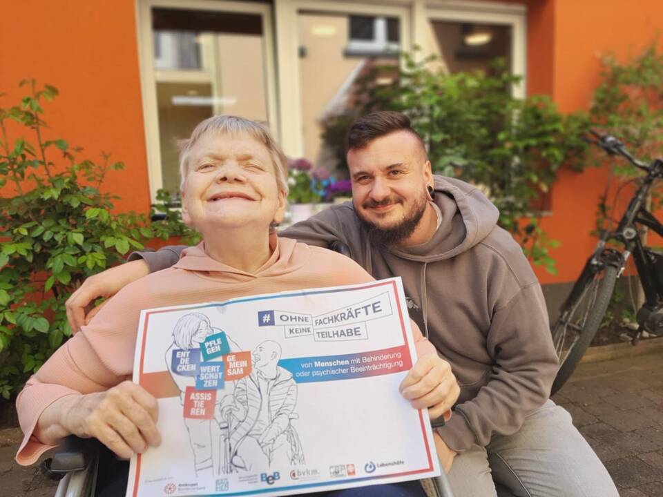 Zu sehen sind viele Bilder von Menschen mit Unterstützungsbedarf und Fachkräften