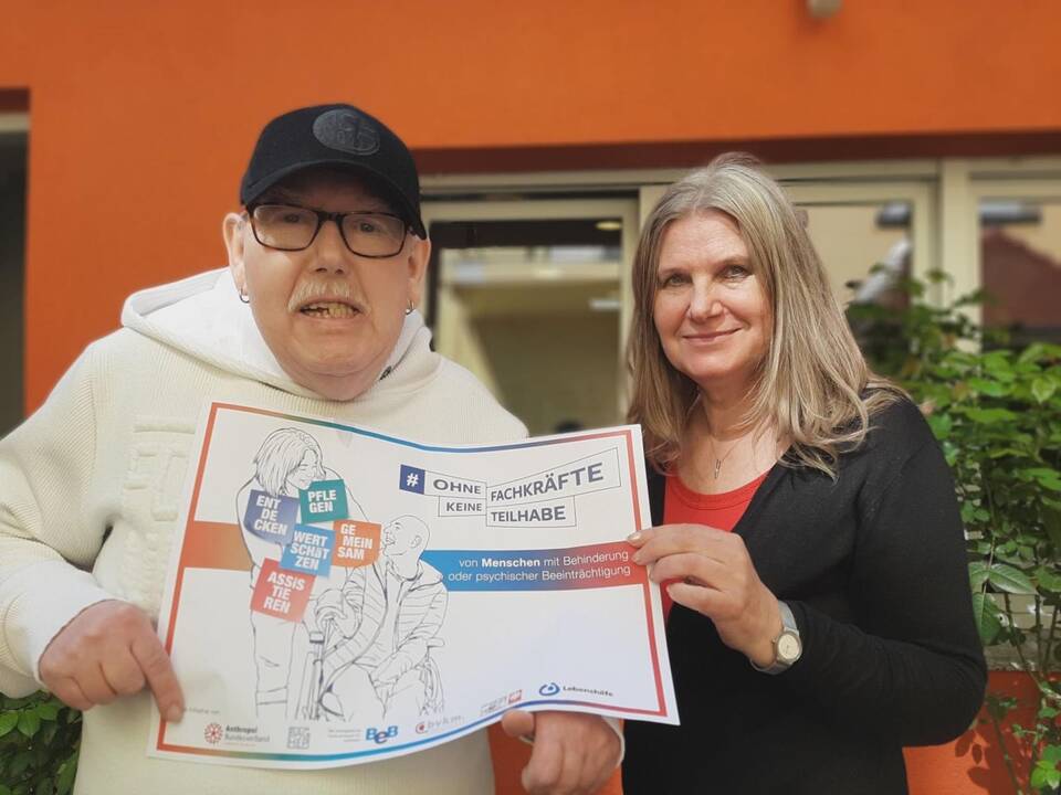 Zu sehen sind viele Bilder von Menschen mit Unterstützungsbedarf und Fachkräften