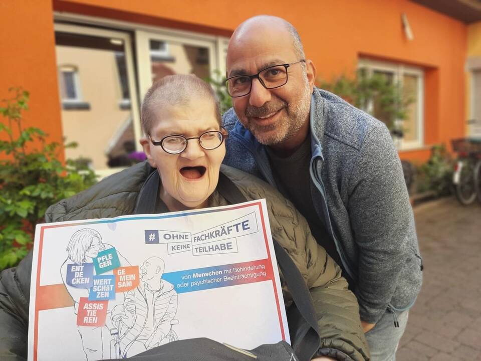 Zu sehen sind viele Bilder von Menschen mit Unterstützungsbedarf und Fachkräften