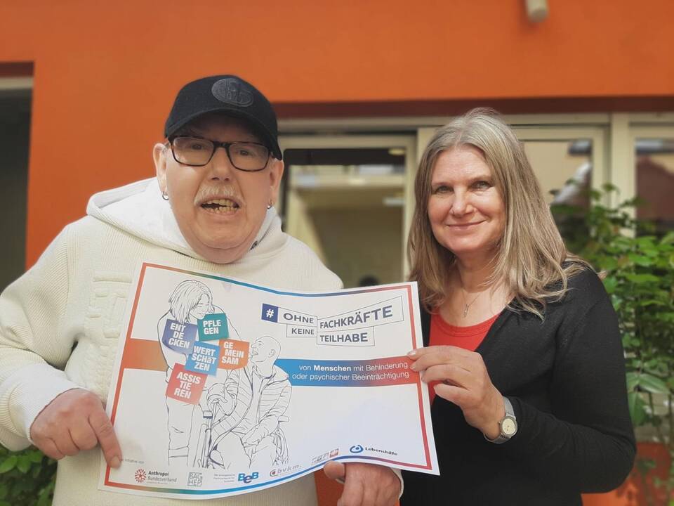 Zu sehen sind viele Bilder von Menschen mit Unterstützungsbedarf und Fachkräften