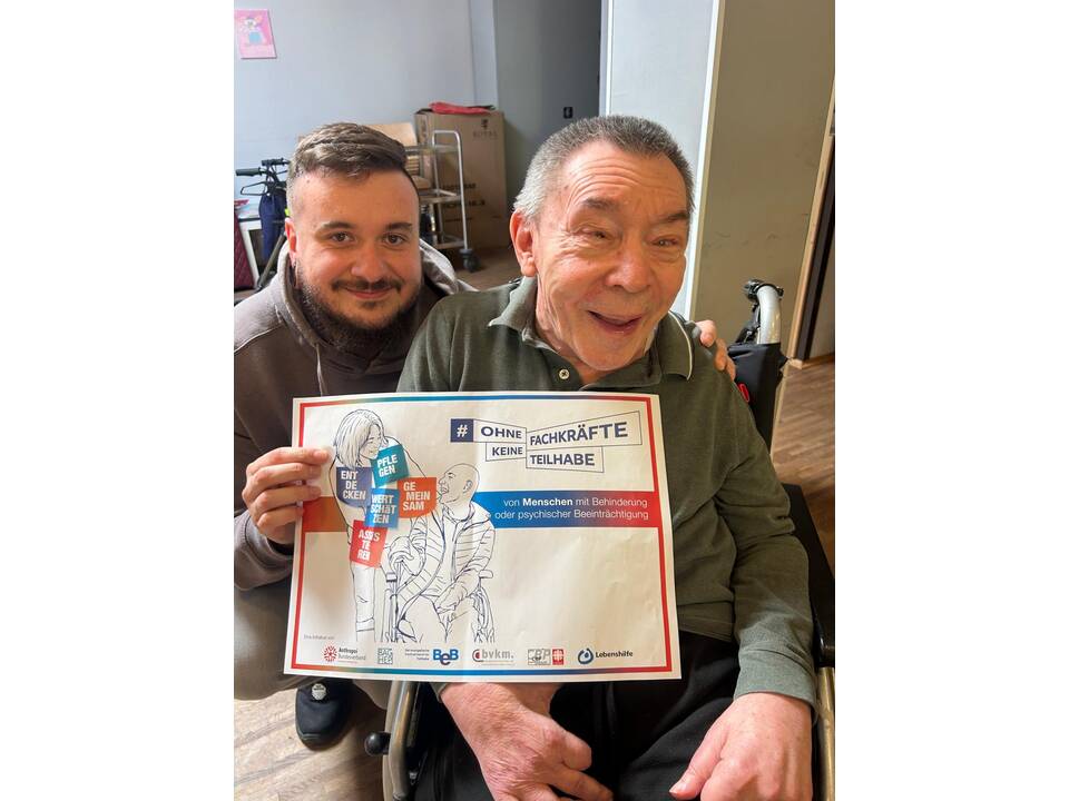 Zu sehen sind viele Bilder von Menschen mit Unterstützungsbedarf und Fachkräften