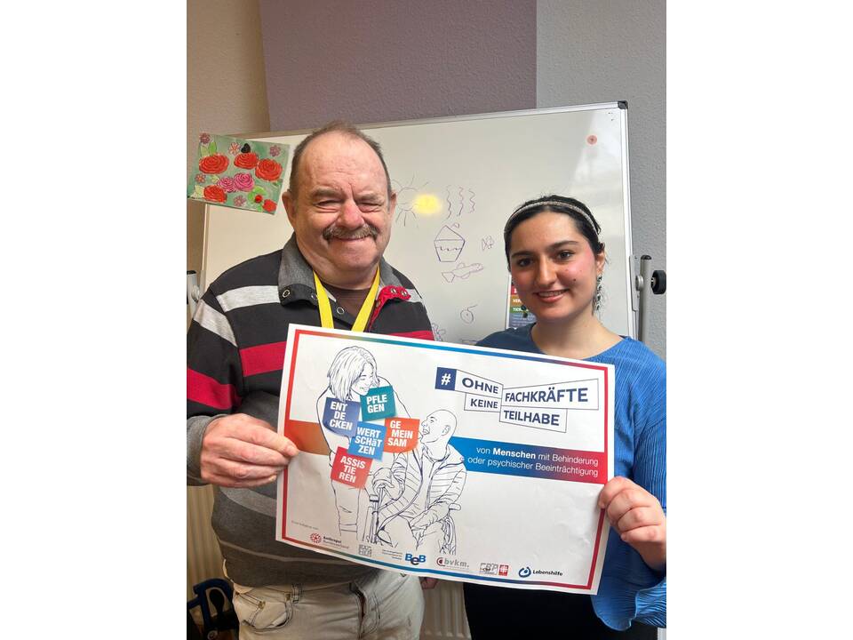 Zu sehen sind viele Bilder von Menschen mit Unterstützungsbedarf und Fachkräften