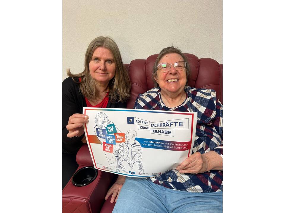 Zu sehen sind viele Bilder von Menschen mit Unterstützungsbedarf und Fachkräften