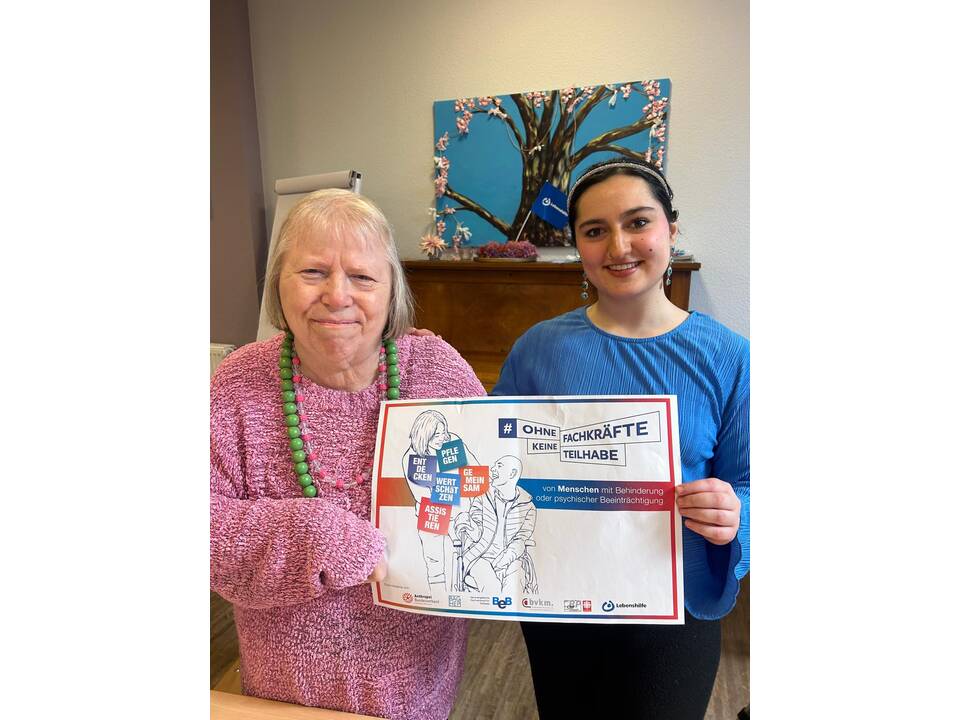 Zu sehen sind viele Bilder von Menschen mit Unterstützungsbedarf und Fachkräften