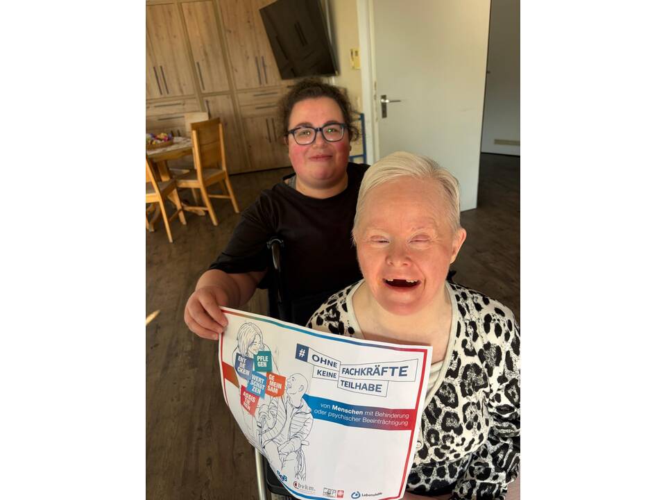 Zu sehen sind viele Bilder von Menschen mit Unterstützungsbedarf und Fachkräften