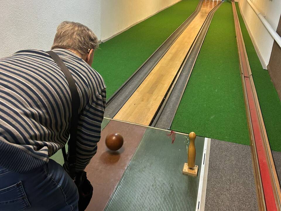 Bild eins zeigt eine Kegelbahn