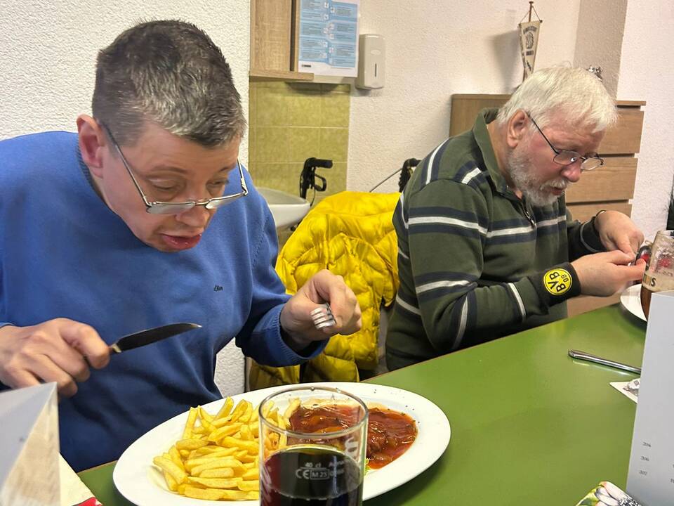 Bild zwei zeigt zwei Männer am Tisch