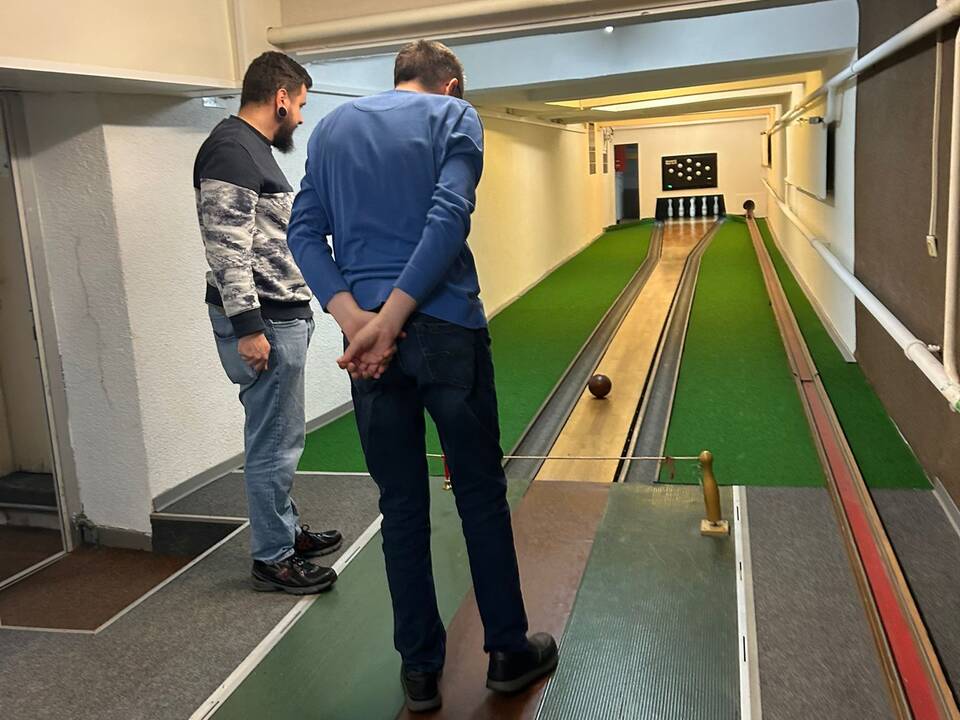 Bild drei zeigt zwei Männer auf der Kegelbahn