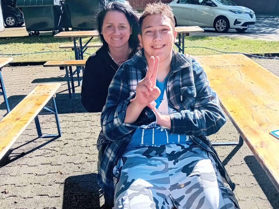 Zwei Frauen im Sonnenschein auf einer Bierbank.