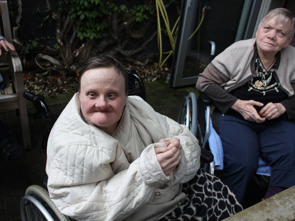 Zwei Peronen in Rollstühlen.